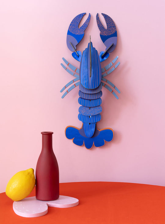 Sculpture murale Homard bleu Studio Roof en carton recyclé, une décoration marine originale et colorée.