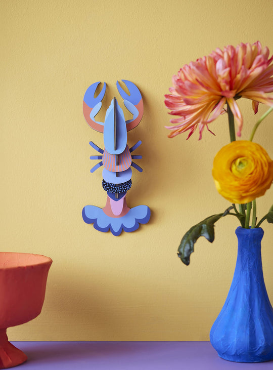 Décoration murale Mini Homard Studio Roof, une création 3D colorée en carton recyclé inspirée de la mer.