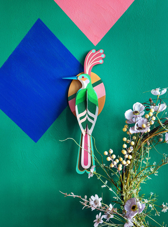 Décoration murale Nias Studio Roof, un oiseau 3D coloré en carton recyclé au style tropical.