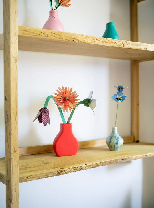 Fleur en carton Bouquet Durable Studio Roof, une touche florale originale pour vase, bureau ou table de chevet. dahlia orange