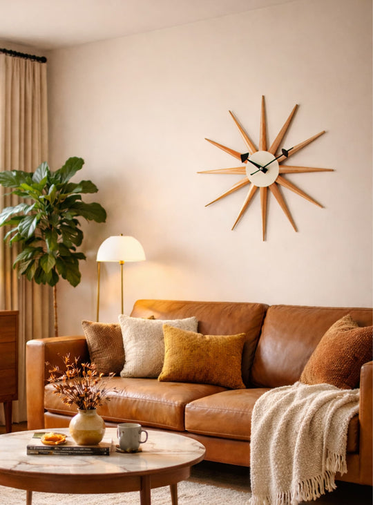 Horloge Sunburst, icône mid-century au design solaire et rayonnant. bouleau