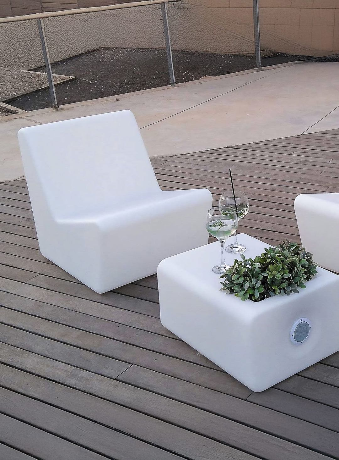 Chaise lounge Tarida Newgarden : chaise contemporaine, style minimaliste. sans accoudoirs