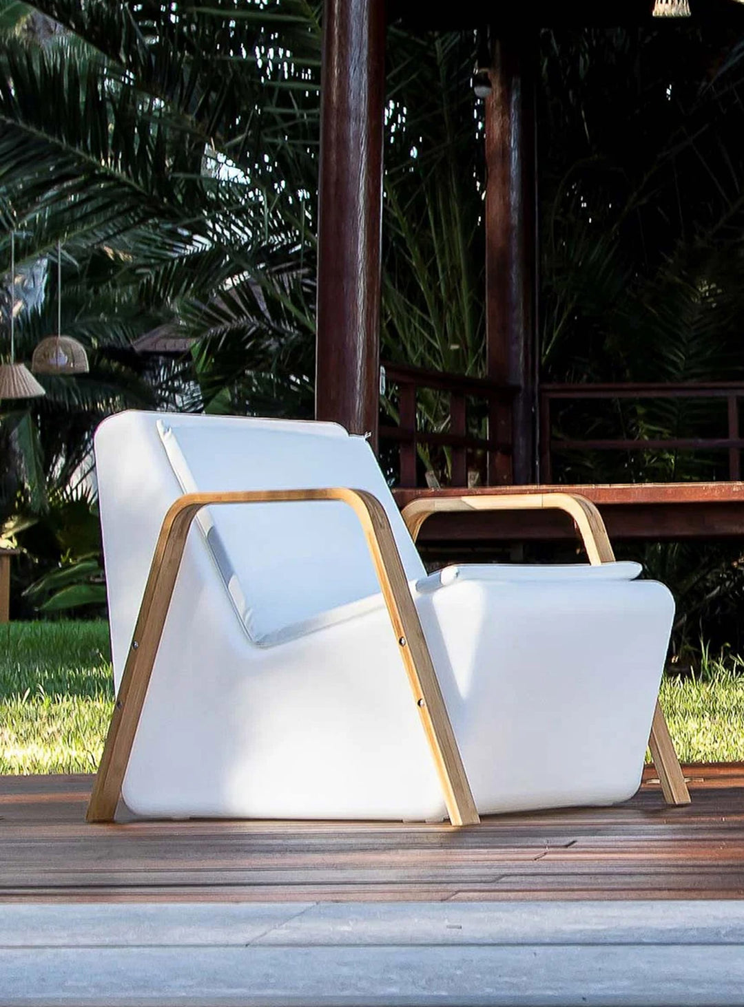 Chaise lounge Tarida Newgarden : chaise design extérieur, moderne et résistante. avec accoudoirs