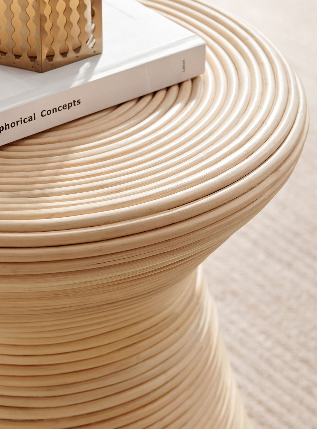 Table ronde Tavi : charme bohème et texture naturelle du rotin.