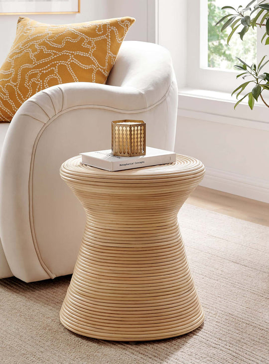 Table d’appoint ronde Tavi : design en rotin naturel et charme épuré.