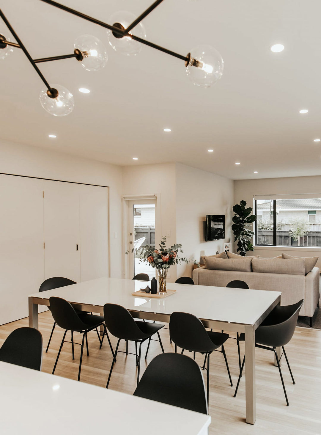 Découvrez la chaise TA TOOU Design, une assise design pour la cuisine et la salle à manger. noir