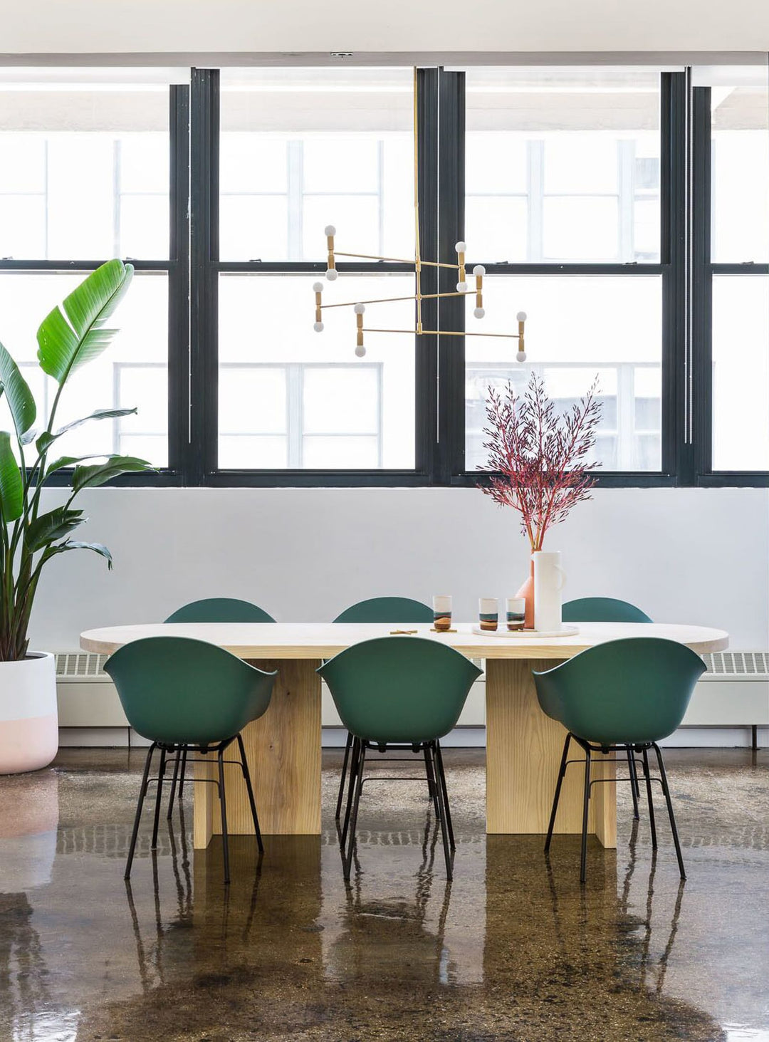 Chaise TA TOOU Design, une chaise design au confort ergonomique inspirée des années 50. vert foncé