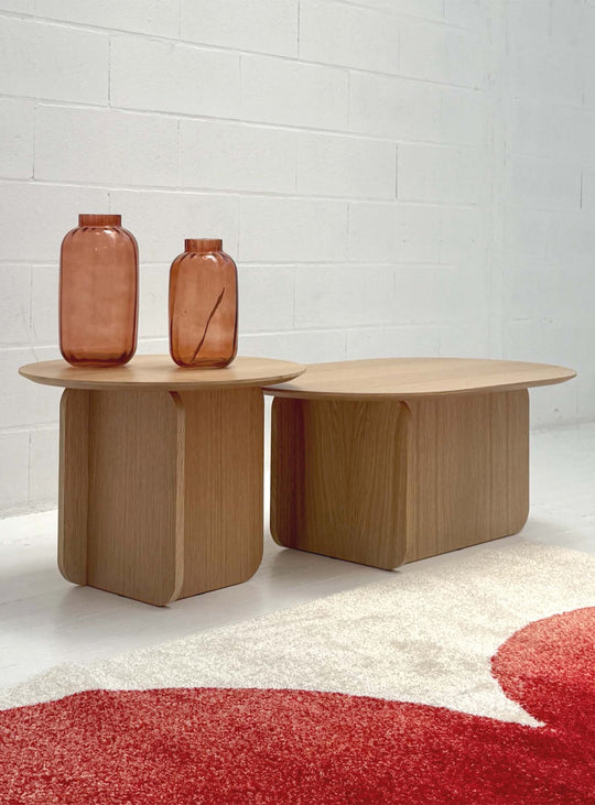 La table à café Ines de TemaHome associe formes organiques, bois naturel et design sculptural pour un salon raffiné. chene