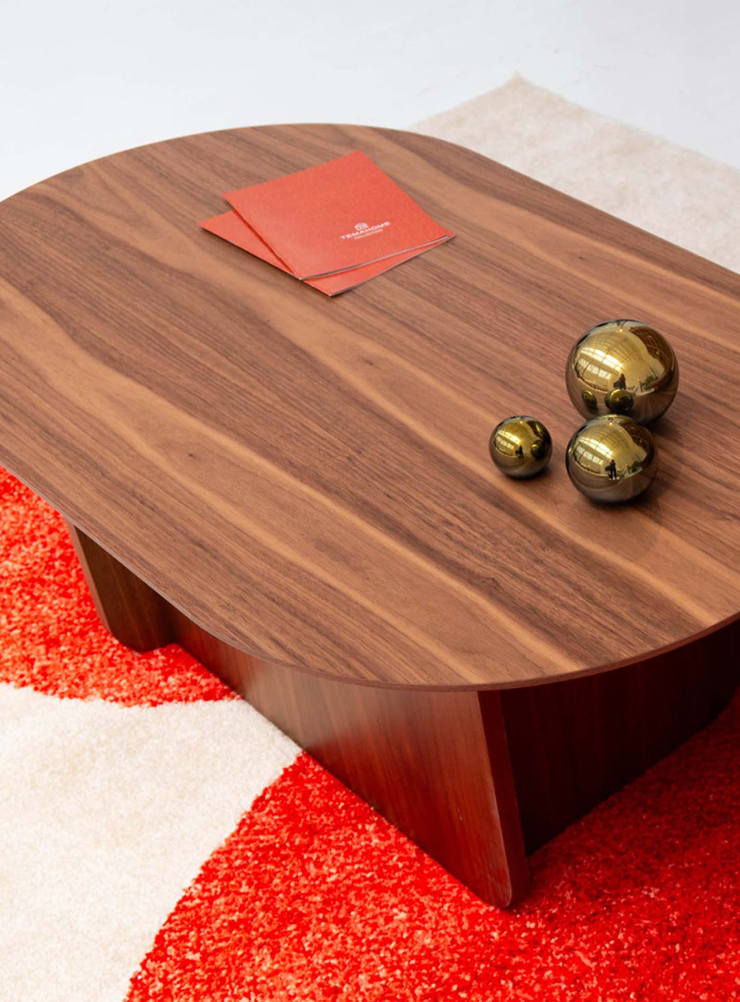 Table à café Ines de TemaHome, une création élégante au plateau ovale. noyer