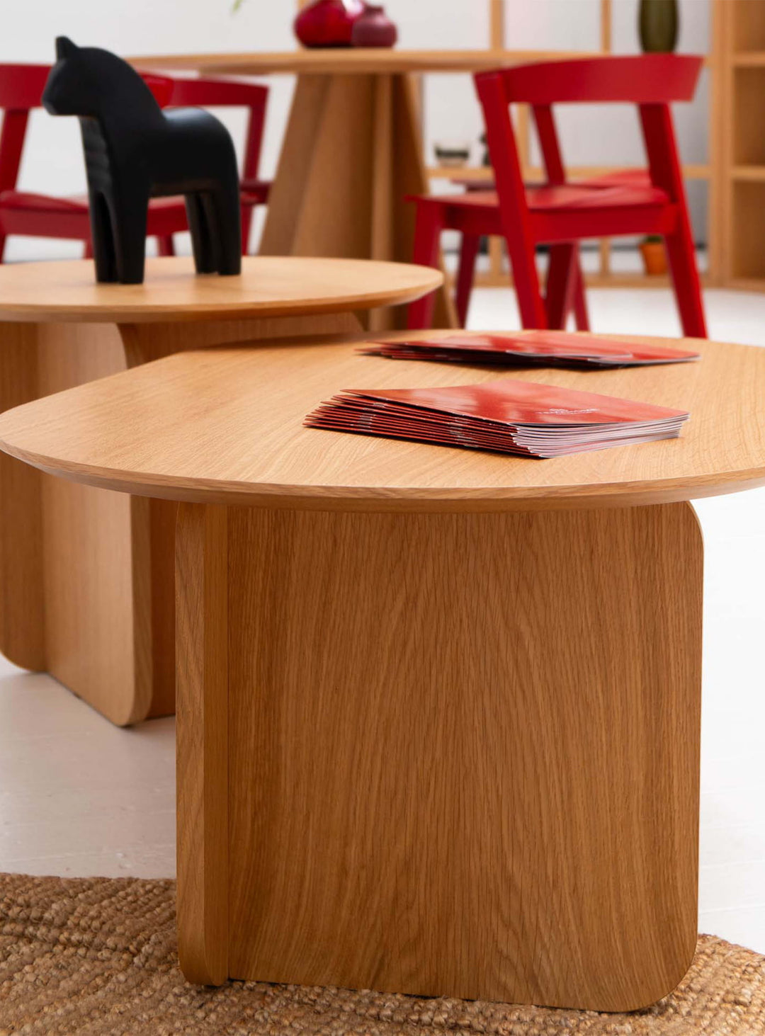 Découvrez la table à café Ines de TemaHome, un meuble aux courbes organiques conçu pour les salons contemporains. chene