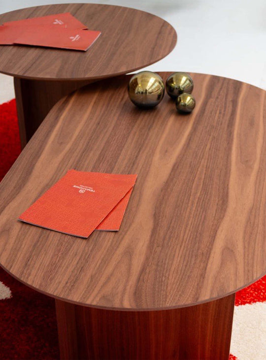 La table à café Ines de TemaHome séduit par son plateau ovale, ses lignes douces et son élégante finition en bois. noyer