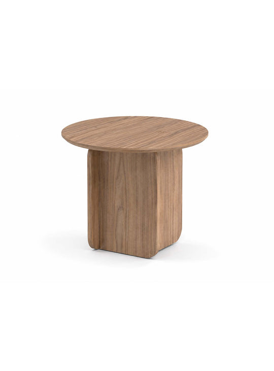 Table d’appoint Ines de TemaHome : plateau rond, bois naturel et design contemporain aux formes organiques. noyer