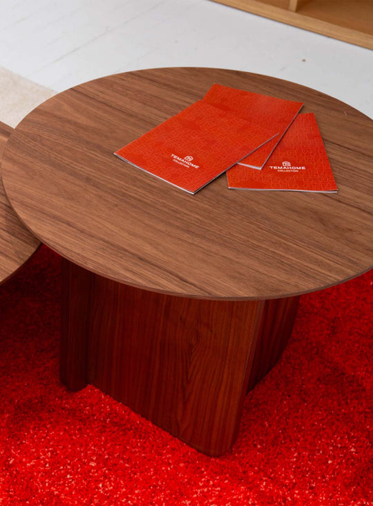 La table d’appoint Ines de TemaHome associe bois naturel, lignes douces et silhouette sculpturale pour un décor raffiné. noyer
