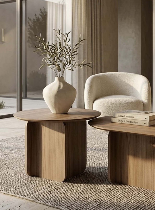 Table d’appoint Ines de TemaHome, au design organique et contemporain, disponible en noyer.