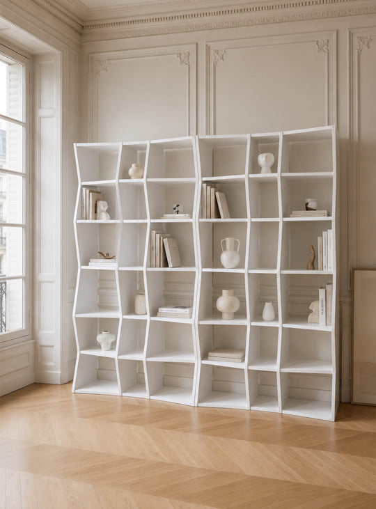 Découvrez la bibliothèque Wave de TemaHome, une pièce design fabriquée au Portugal pour ranger livres et objets déco. blanc