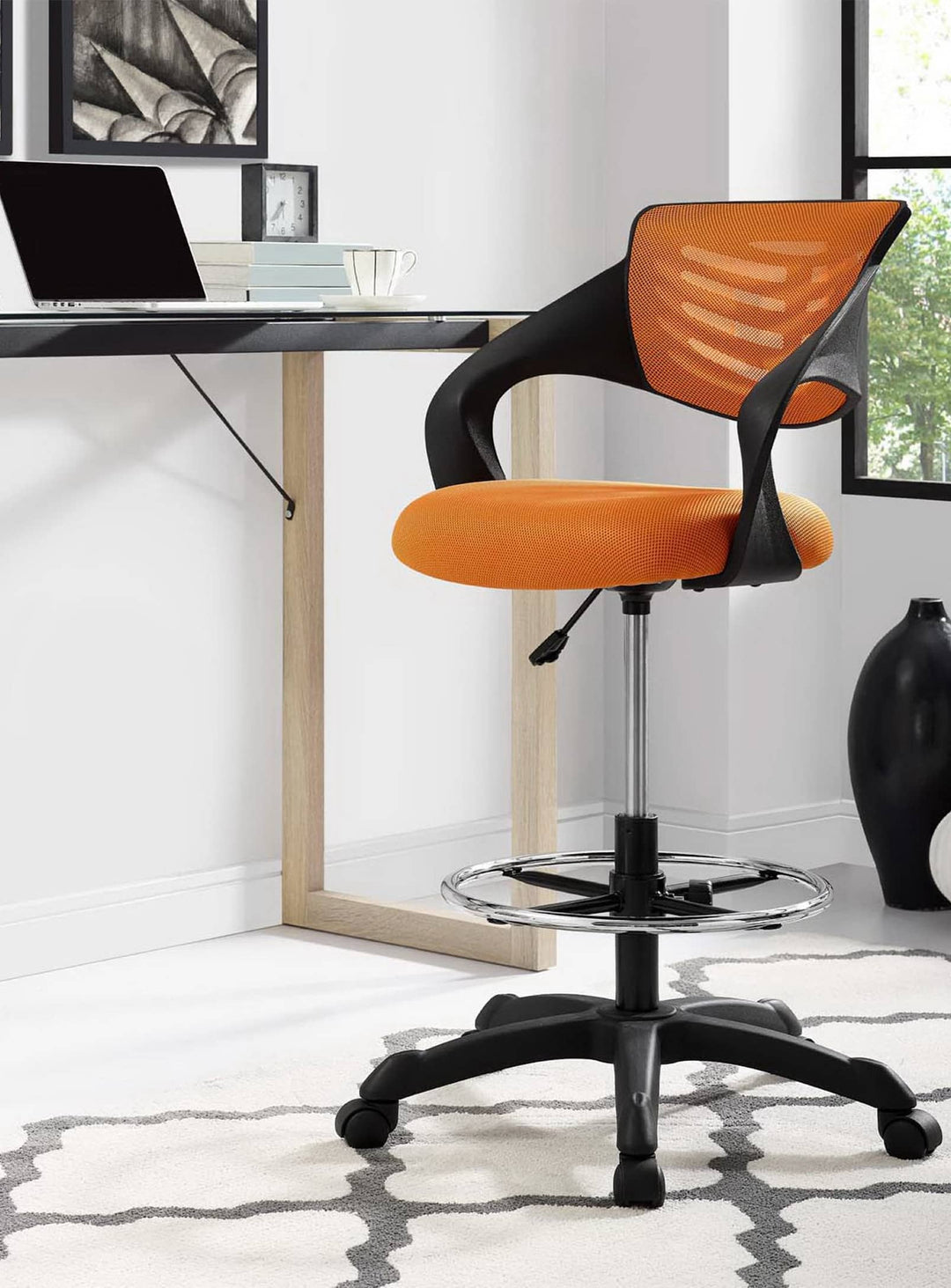Tabouret de dessin Thrive pivotant à 360°, idéal pour un espace de travail dynamique. orange
