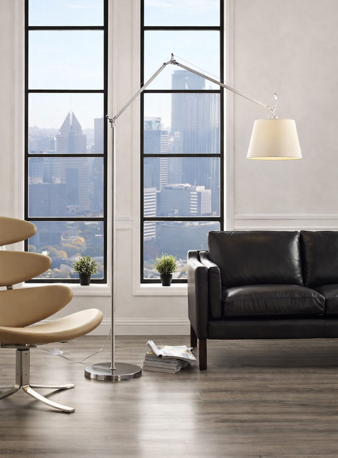 Lampe sur pied Tolo, bras articulés et éclairage ultra personnalisable.