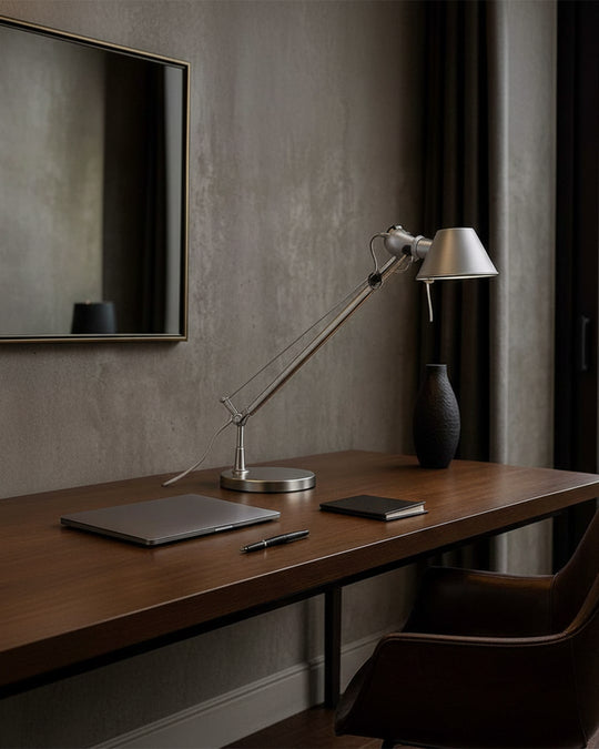 Lampe de table Tolo, icône du design avec bras articulé en aluminium.