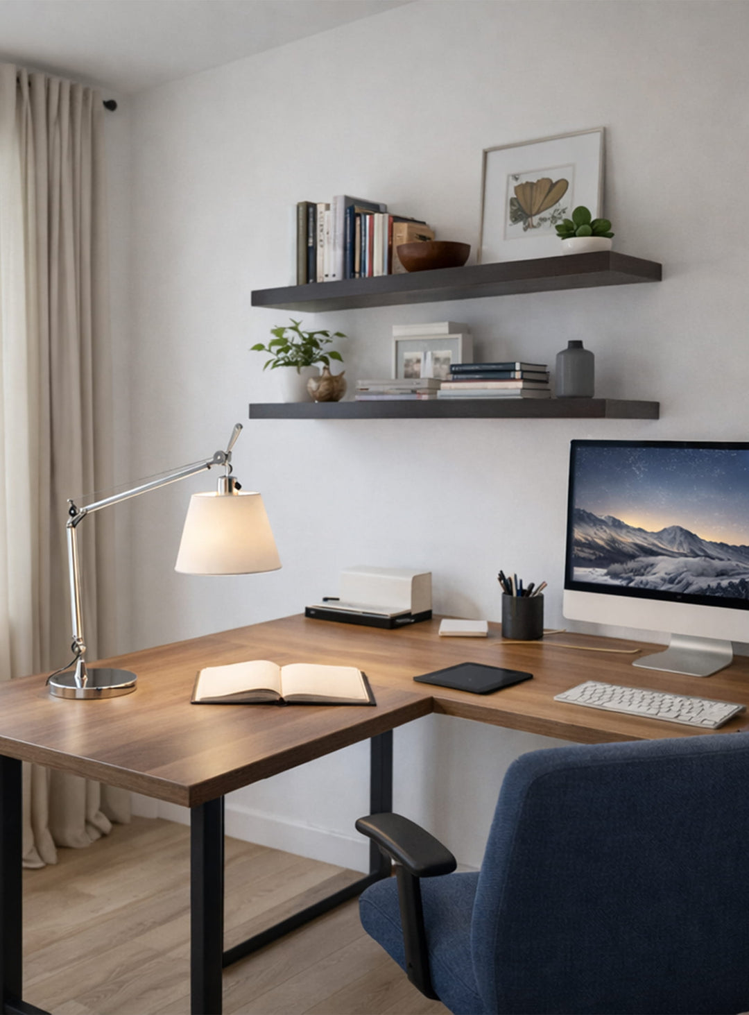 Lampe Tolo, design articulé en aluminium avec abat-jour en tissu élégant.