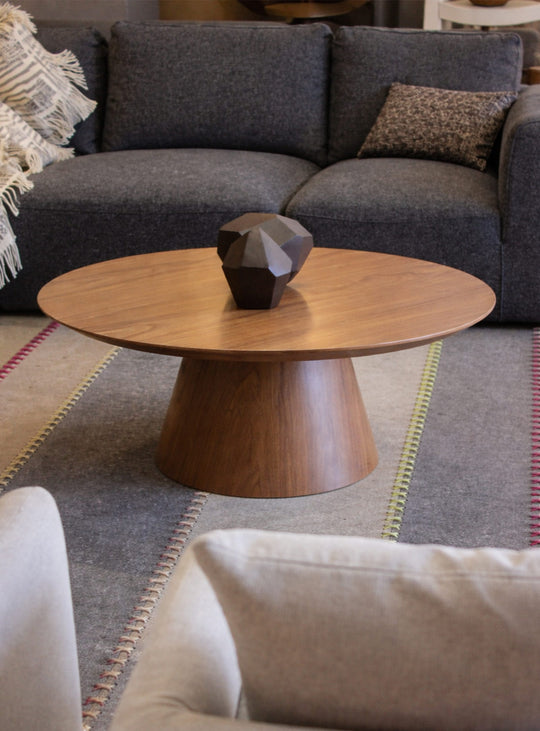 Table à café Tower au design élégant, disponible en noyer.