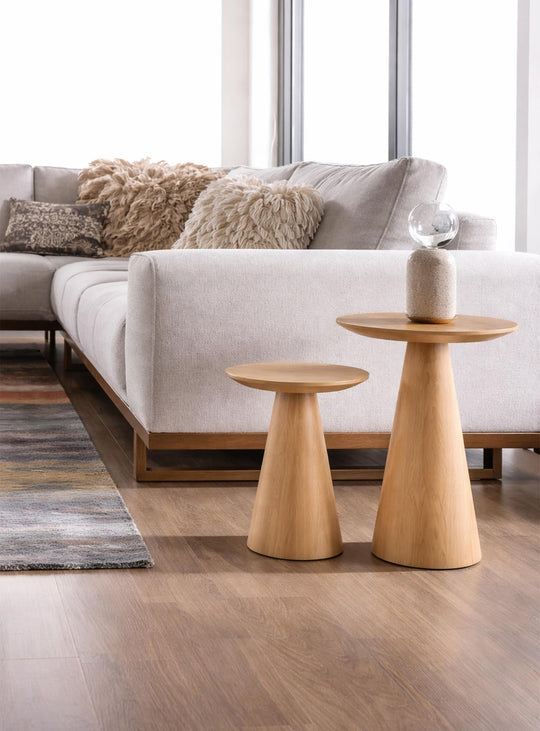 Les tables d’appoint Tower offrent flexibilité et design contemporain.
