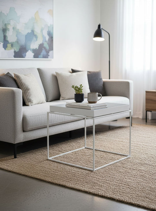 Table d’appoint Tray : design épuré et haut rebord sécurisant. blanc