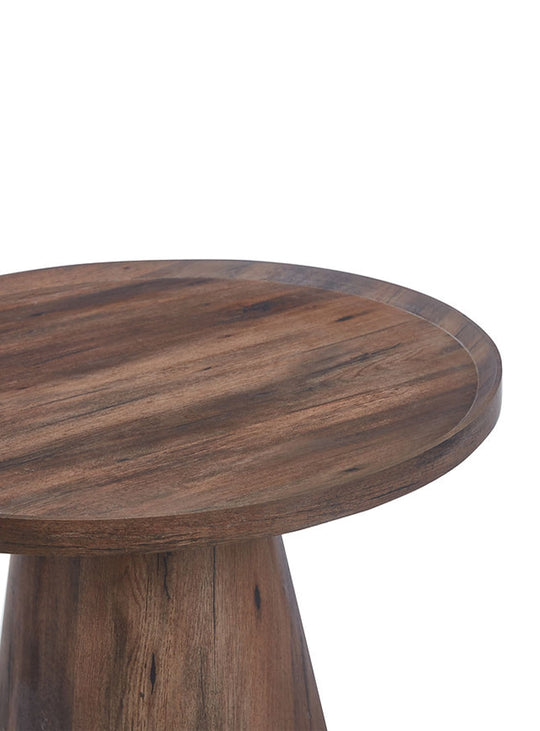 La table Troy, c’est le mariage d’un motif chevrons raffiné et d’un piètement conique original pour un salon stylé. Noyer.