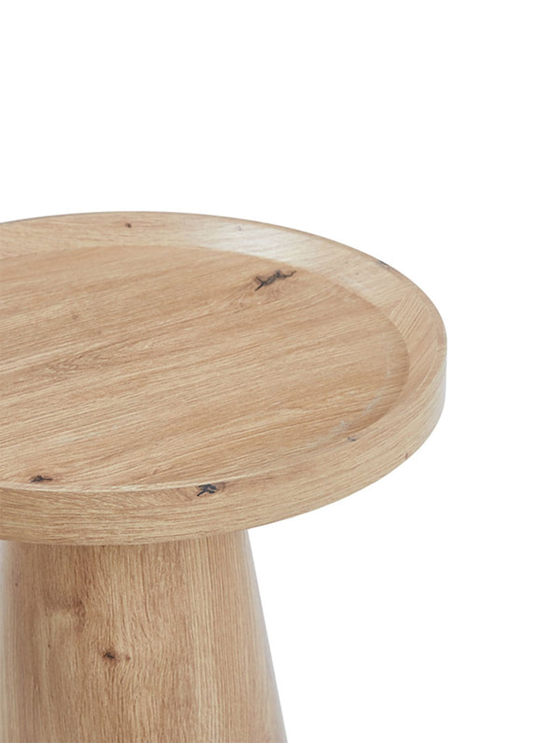 Avec ses lignes épurées et son format pratique, la table d’appoint Troy s’intègre dans tous les décors, modernes ou classiques. Naturel.