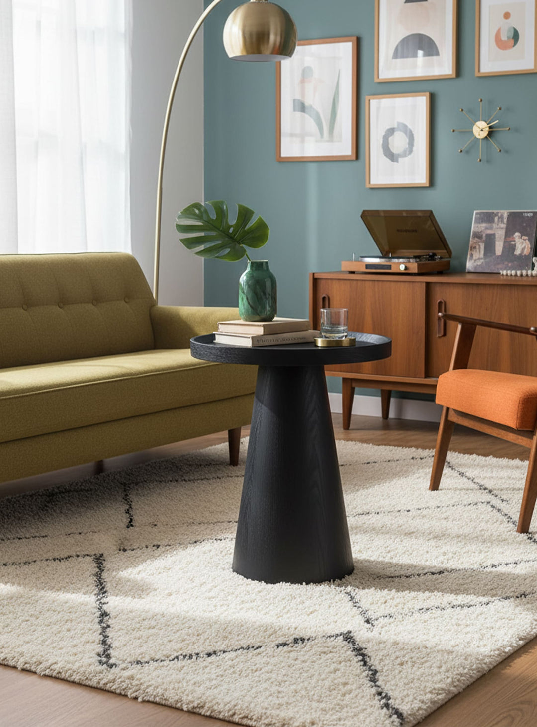 Compacte et facile à déplacer, la table Troy se prête à tous les usages : bout de canapé, chevet ou table décorative. Noir.