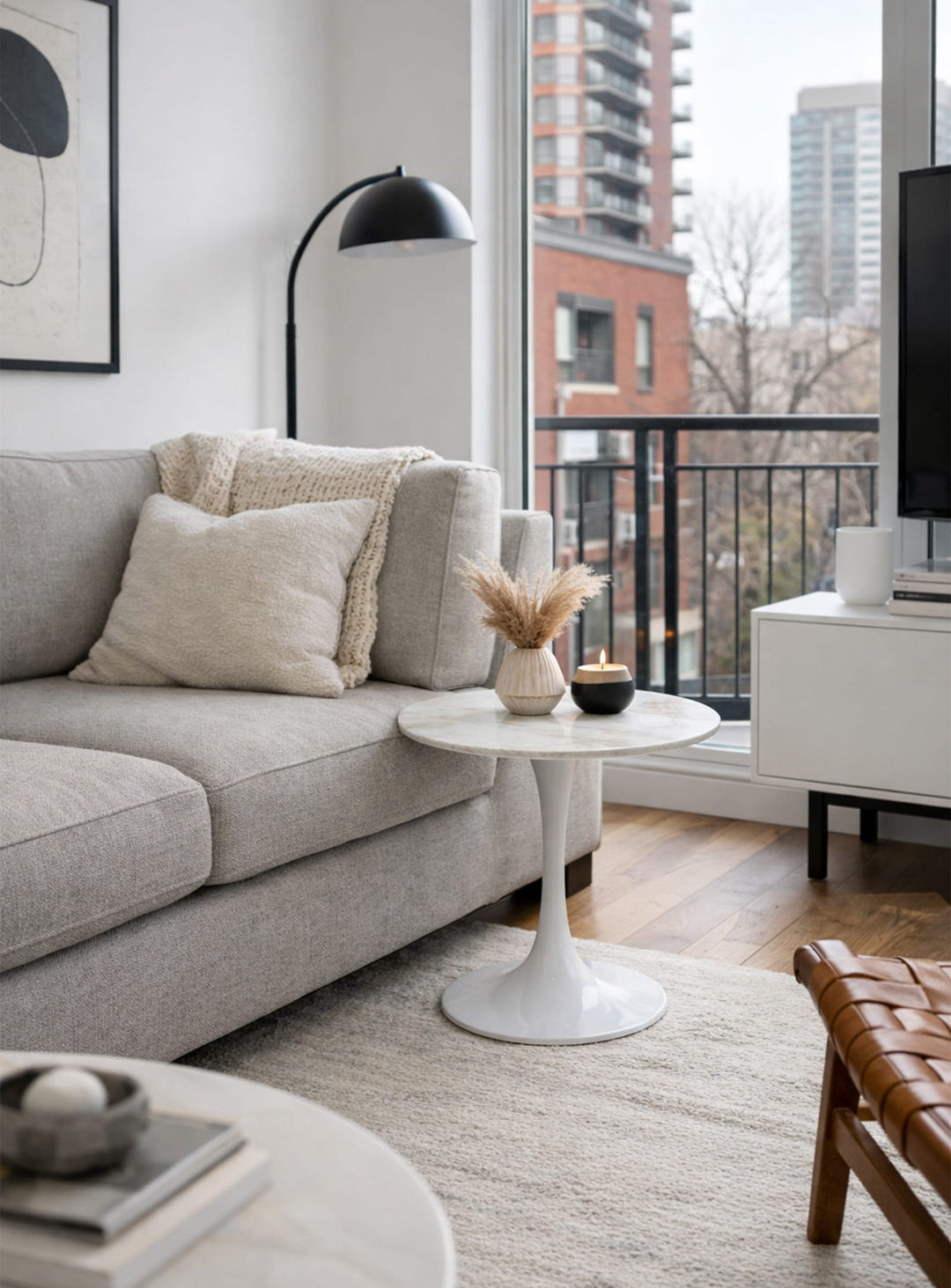 Table d’appoint Tulipe, touche pop pour un intérieur plein de caractère. marbre blanc