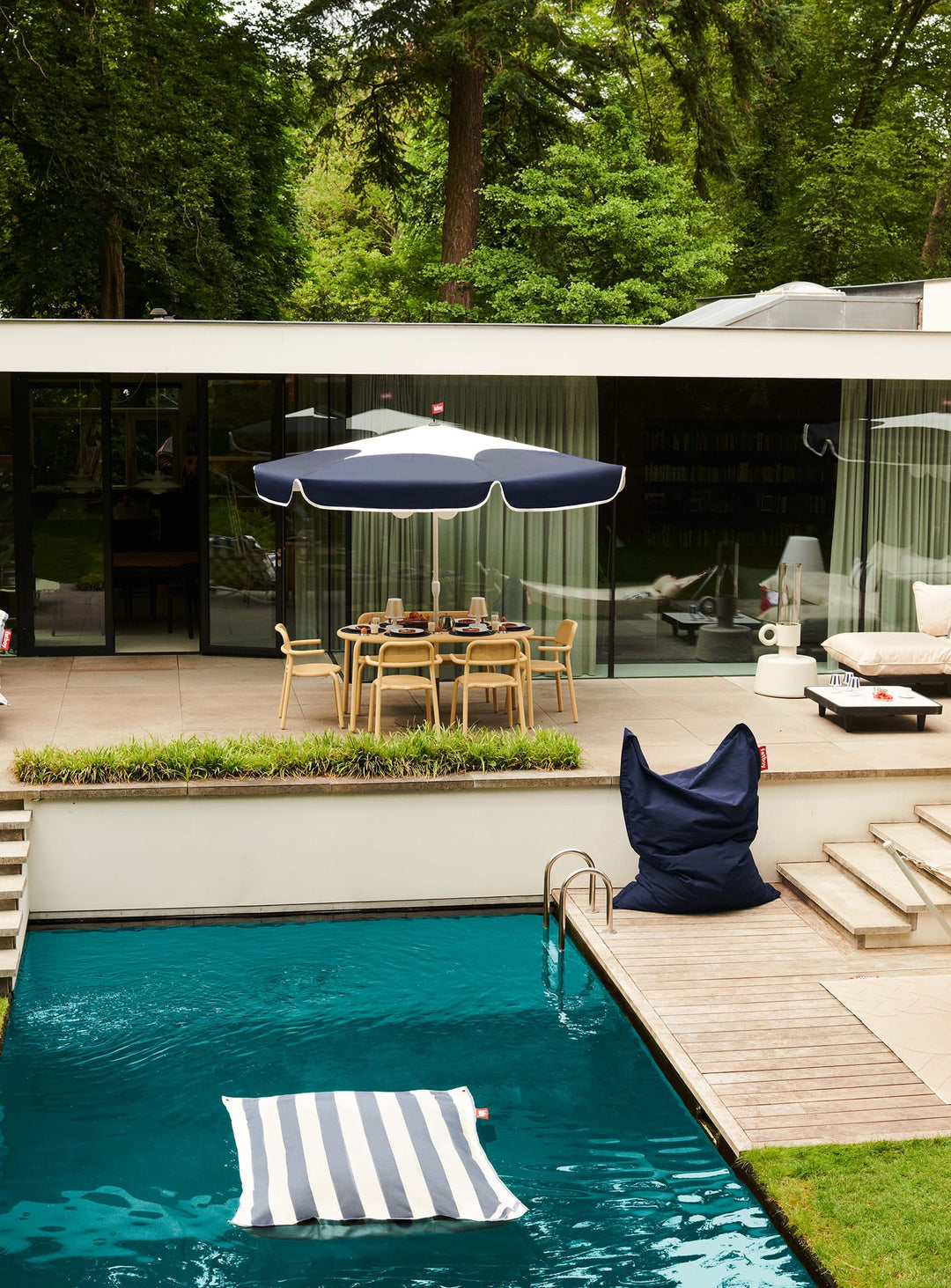 Ensemble salle à manger Toní Tavolo de Fatboy mobilier outdoor moderne et durable. 