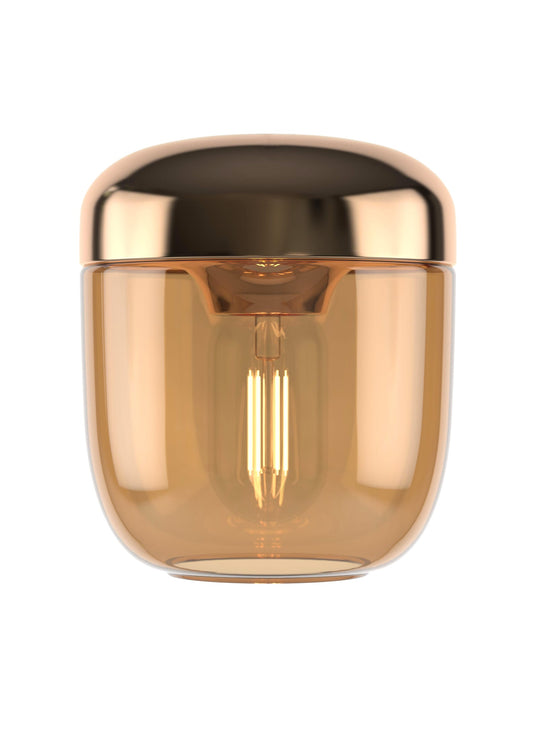 Abat-jour Umage Acorn, présence légère et silhouette sculpturale. laiton