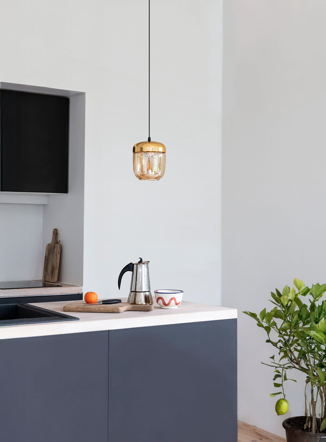 Suspension Umage Acorn, un luminaire décoratif au charme intemporel. laiton