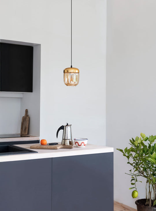 Suspension Umage Acorn, un luminaire décoratif au charme intemporel. laiton