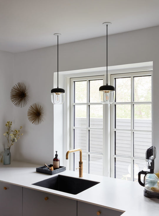 Abat-jour Umage Acorn, verre clair et détails métalliques élégants. noir