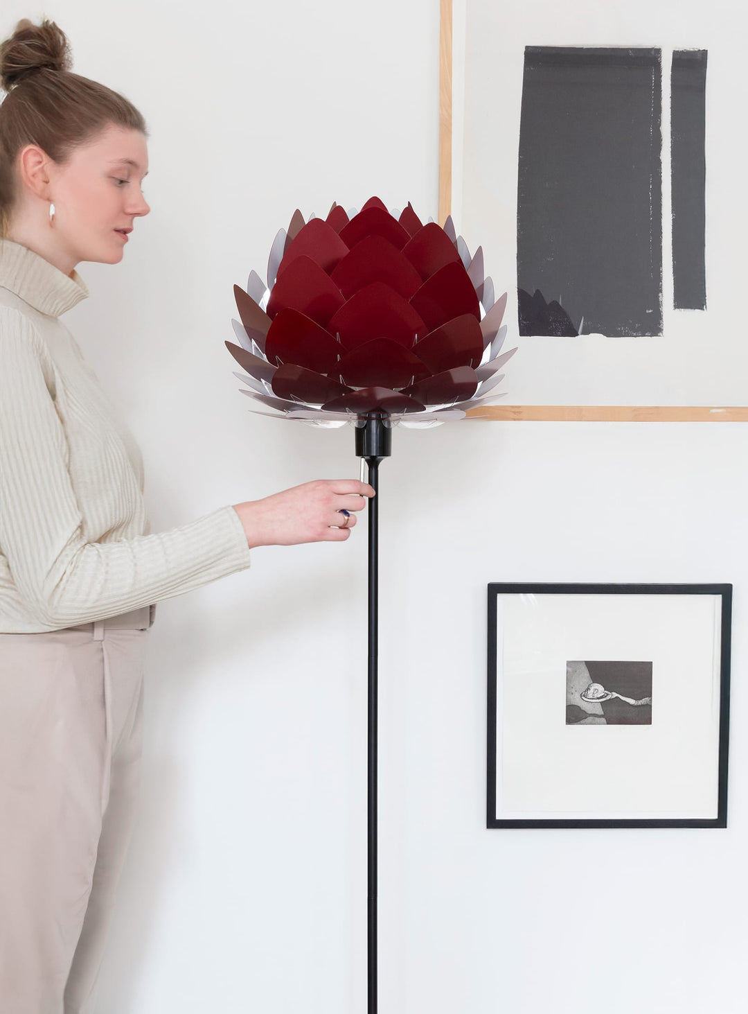 Abat-jour Umage Aluvia, luminaire sculptural au charme unique. rouge rubis