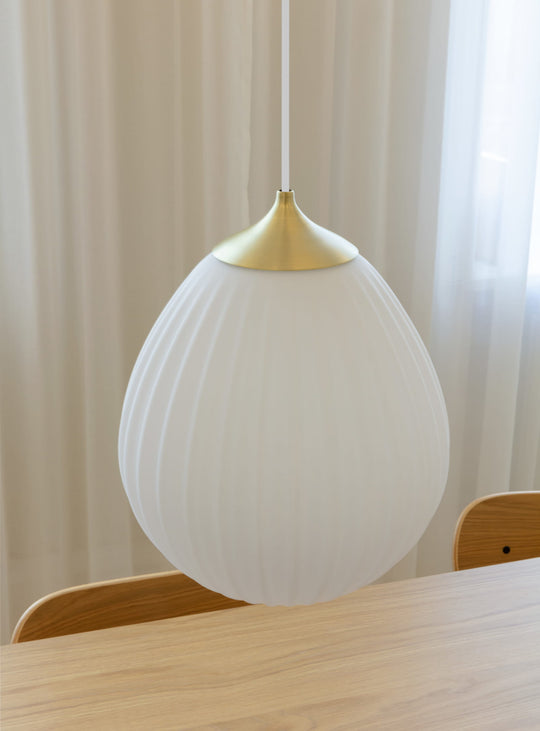 Abat-jour Around The World de Umage en verre opale soufflé design montgolfière. laiton