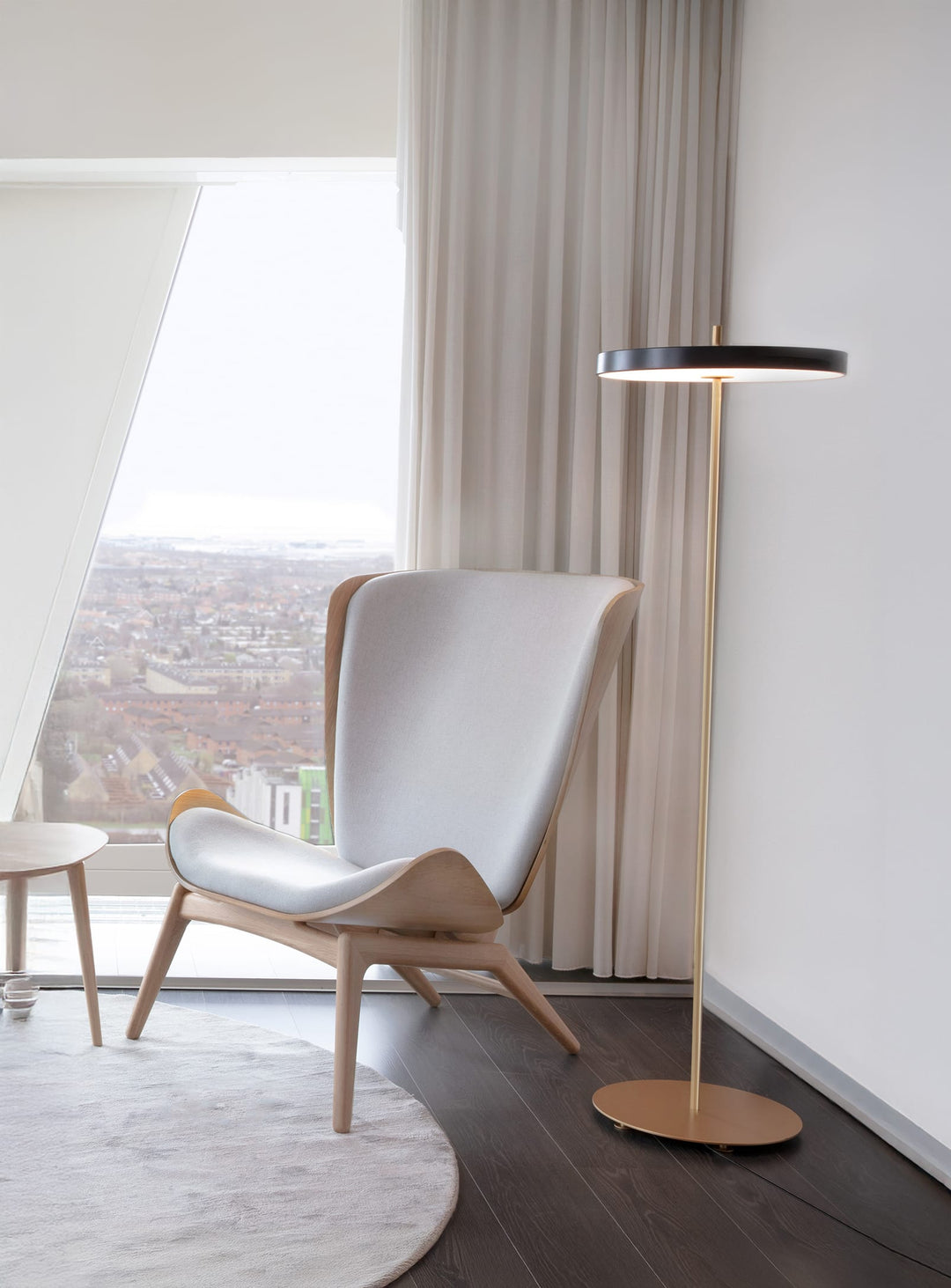 Lampe sur pied Umage Asteria, design minimaliste et LED intégrée. noir