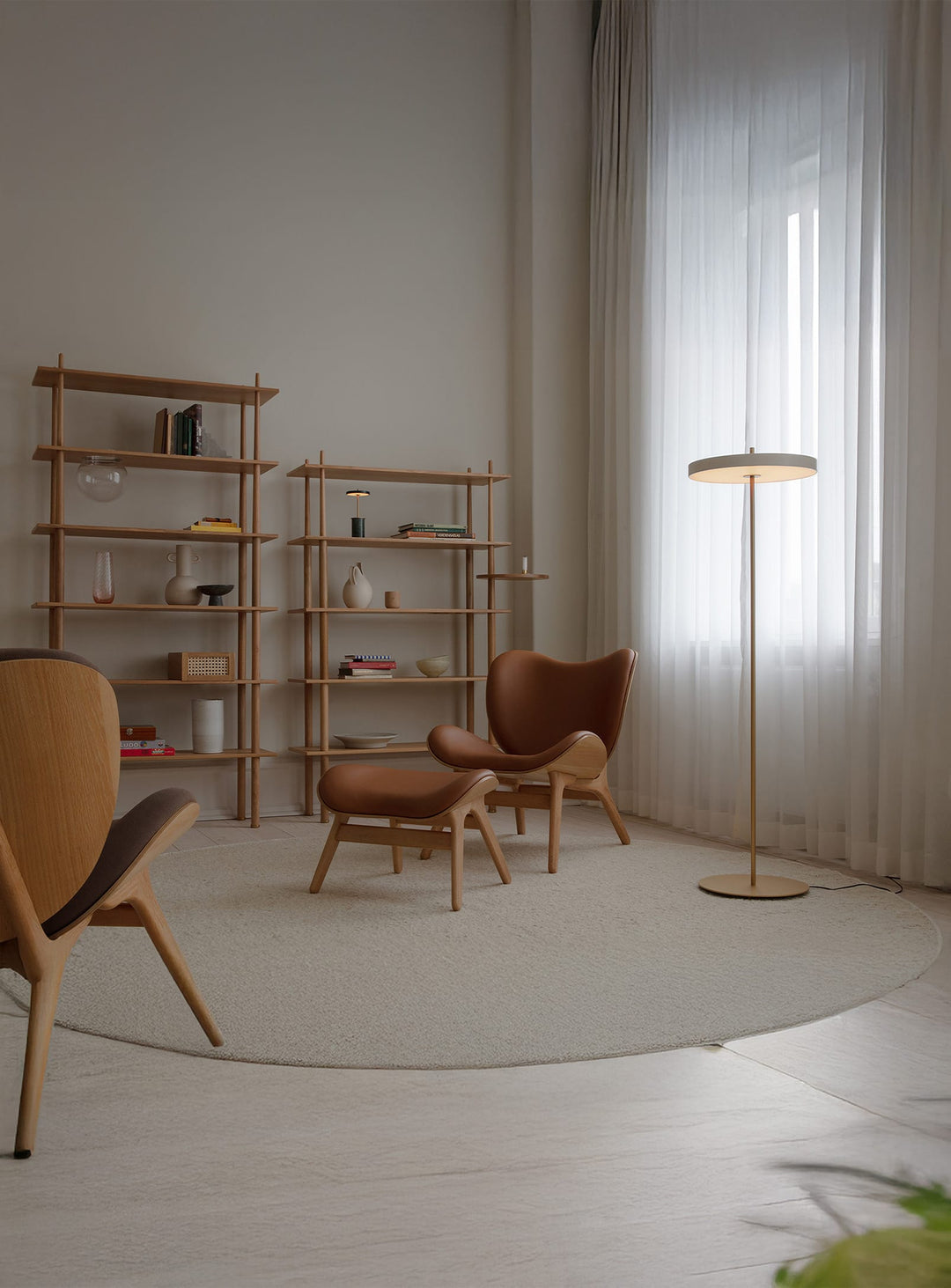 Lampe sur pied Asteria Umage : design épuré et éclairage LED durable. blanc perle