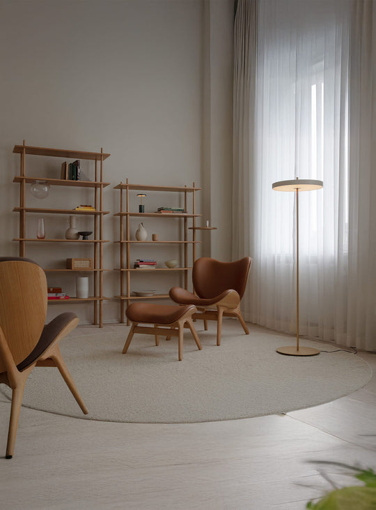 Lampe sur pied Asteria Umage : design épuré et éclairage LED durable. blanc perle
