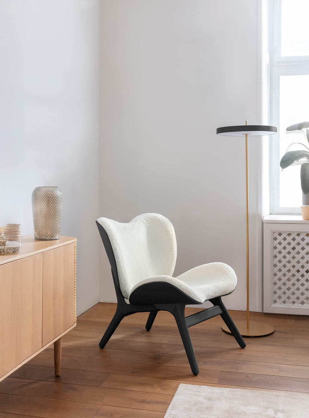 Lampe sur pied Asteria Umage : lampadaire minimaliste et fonctionnel. noir