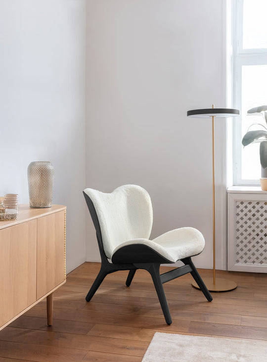 Lampe sur pied Asteria Umage : lampadaire minimaliste et fonctionnel. noir