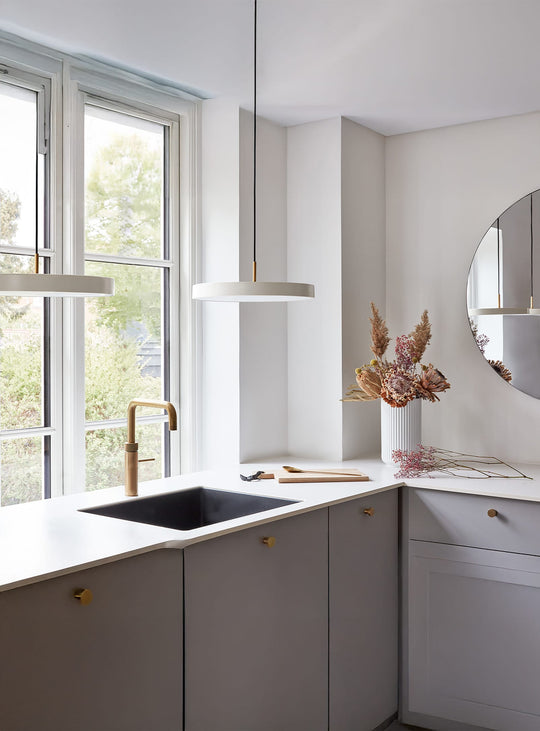 Lampe suspendue Umage Asteria, éclat doux et diffusion homogène. perle