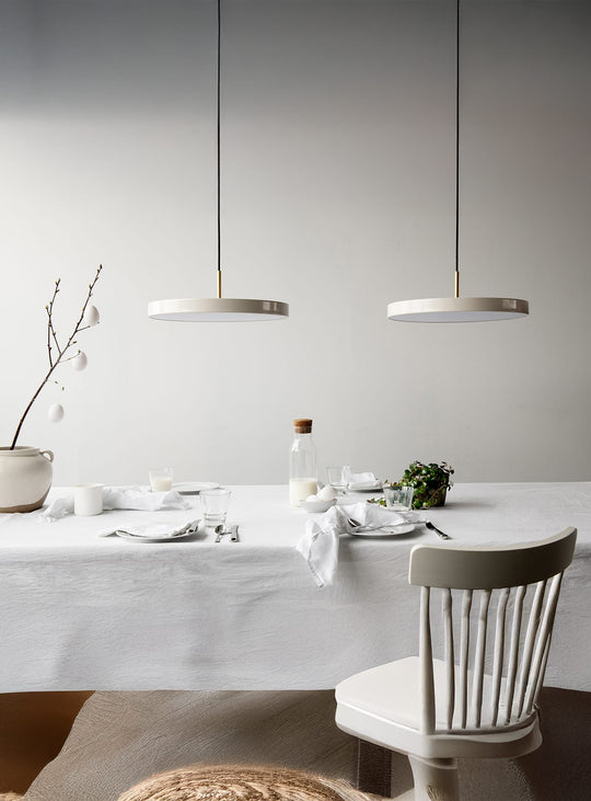 Lampe suspendue Umage Asteria, design futuriste et LED intégrée. perle