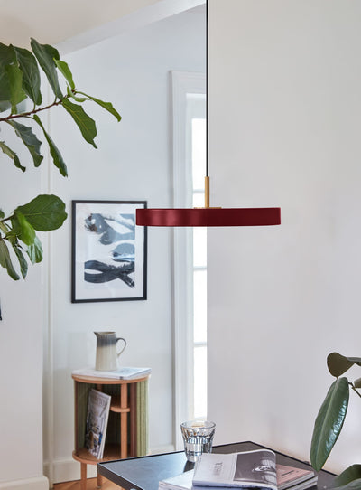 Lampe suspendue Asteria Mini Umage : un luminaire LED au design scandinave raffiné. rouge rubis