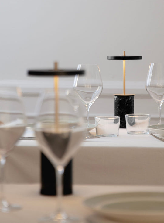 Lampe portable rechargeable Asteria Move Mini Umage : un luminaire design compact et raffiné. noir