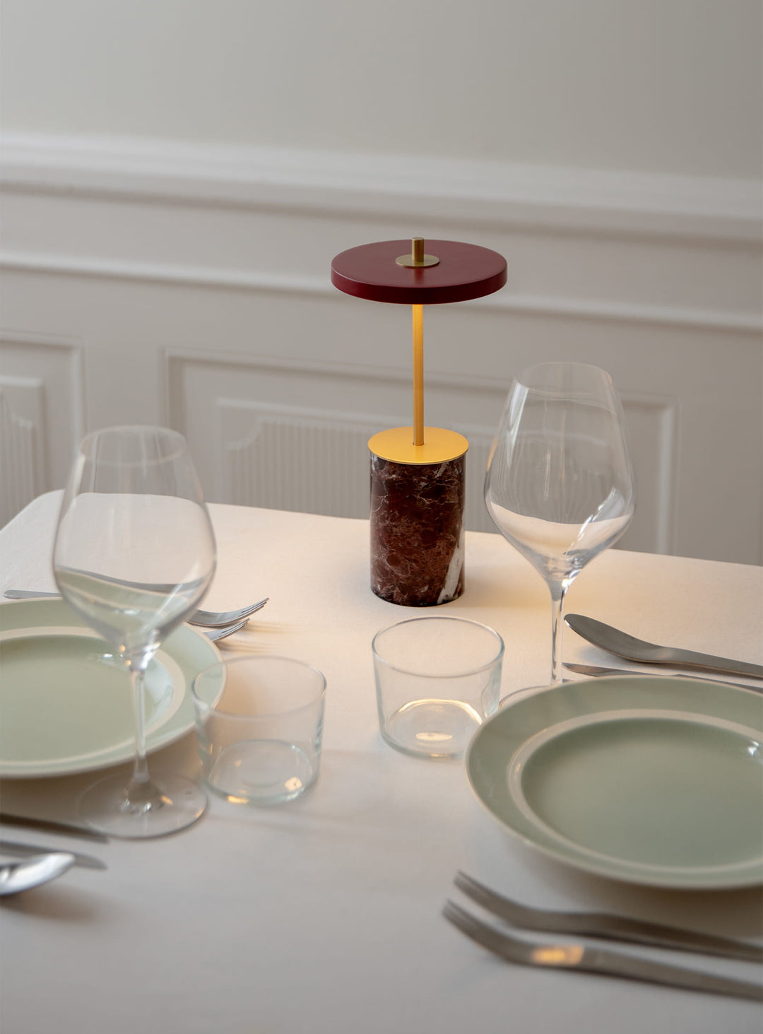 Lampe portable rechargeable Asteria Move Mini Umage : lumière chaleureuse et design contemporain. rouge