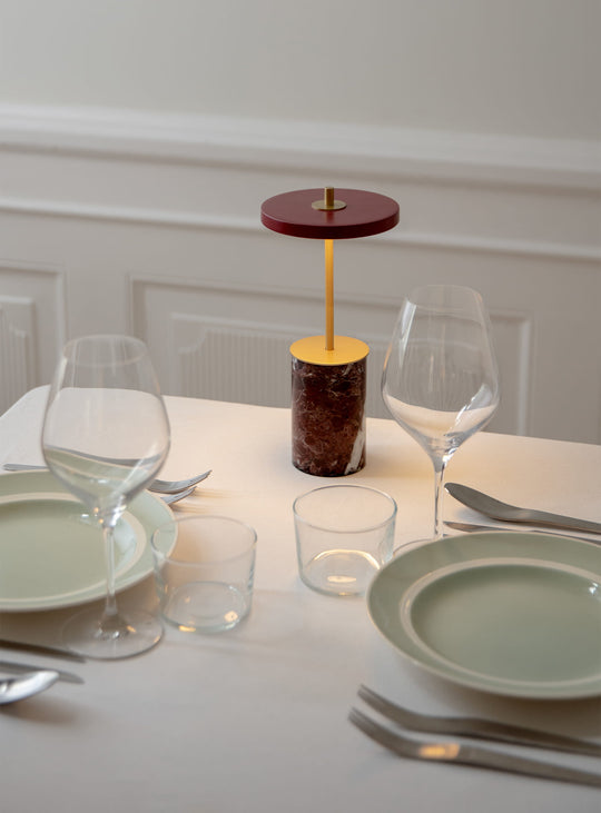 Lampe portable rechargeable Asteria Move Mini Umage : lumière chaleureuse et design contemporain. rouge