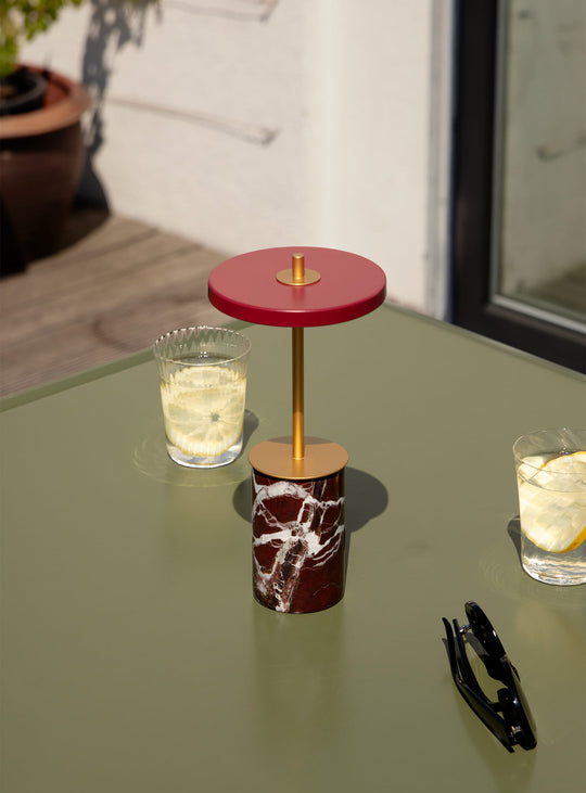 Lampe portable rechargeable Asteria Move Mini Umage : lumière chaude, design scandinave et base en marbre. rouge