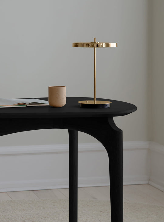 Lampe portable Asteria Move Monochrome Umage avec batterie rechargeable longue autonomie. laiton